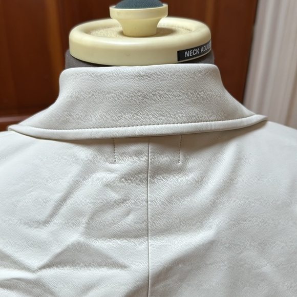 White pleather Blazer size small - Picture 4 of 5